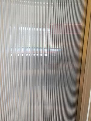 Màn hình phòng có kết cấu kính nhiều lớp 19mm với lớp vải xen kẽ